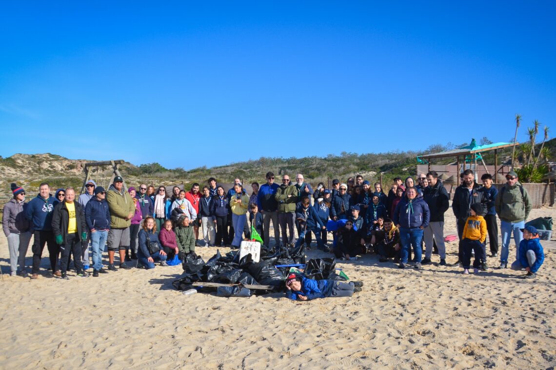 Escuteiros envolvem-se em limpeza de praia e recolhem 200 quilos de lixo