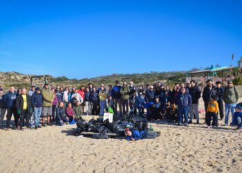 Escuteiros envolvem-se em limpeza de praia e recolhem 200 quilos de lixo
