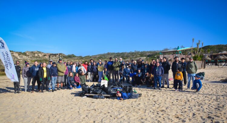 Escuteiros envolvem-se em limpeza de praia e recolhem 200 quilos de lixo