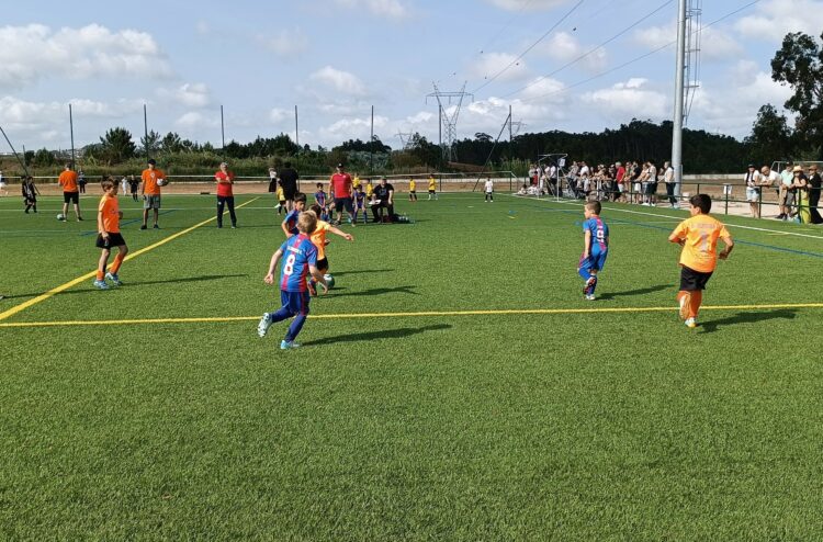 Torneio junta 450 crianças no Campo Desportivo de Parceiros, recuperado após a tempestade