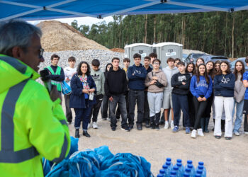 Alunos de Albergaria dos Doze ajudam a reflorestar mina de caulino