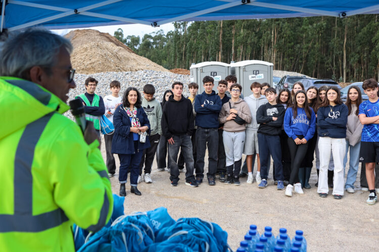 Alunos de Albergaria dos Doze ajudam a reflorestar mina de caulino