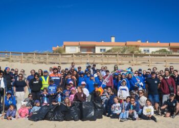 Voluntários recolhem 60 quilos de lixo da Praia do Pedrógão