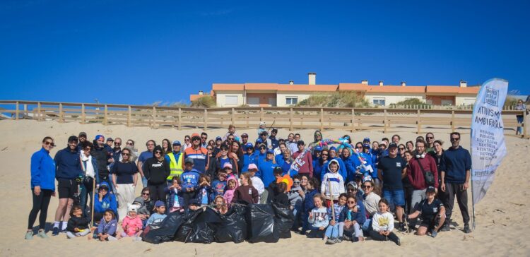 Voluntários recolhem 60 quilos de lixo da Praia do Pedrógão