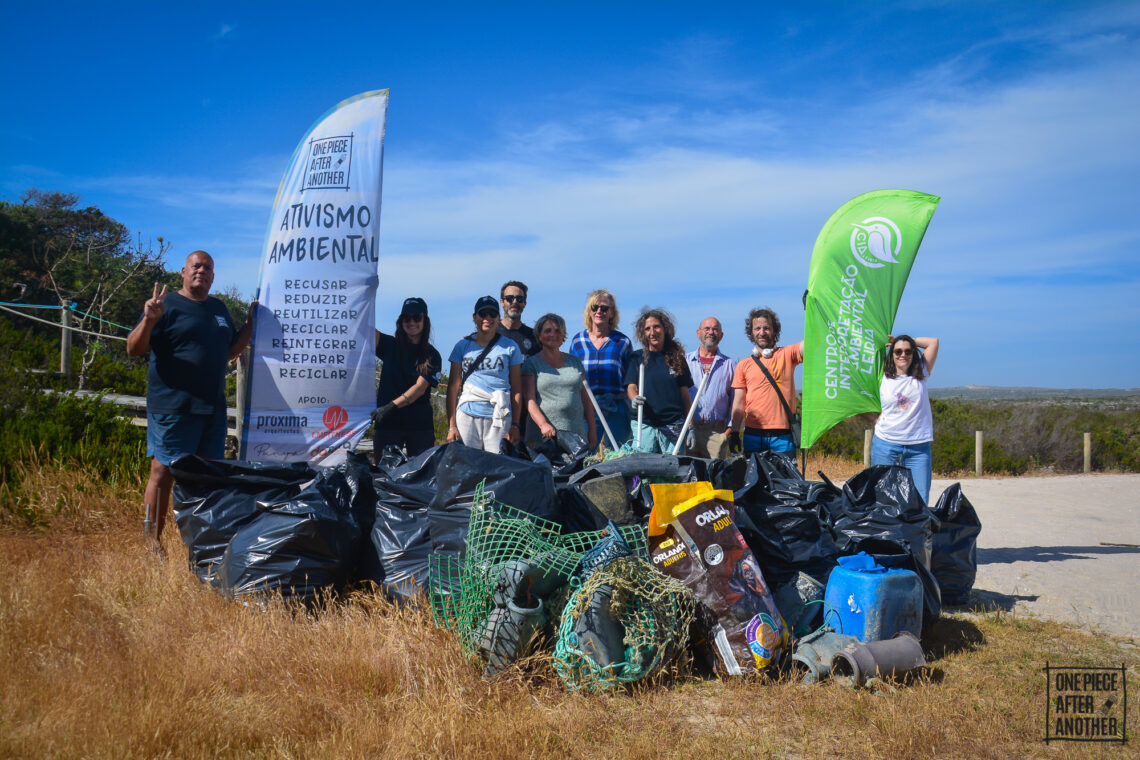 Voluntários limpam Praia do Vigão, no Pedrógão