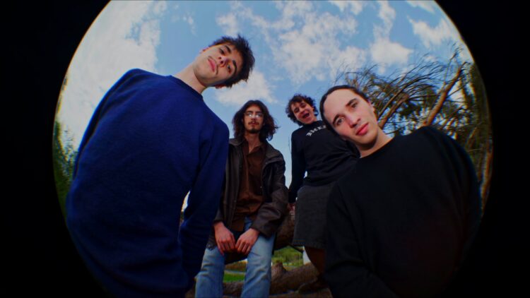 Albatroz lançam single e assinam pela Omnichord