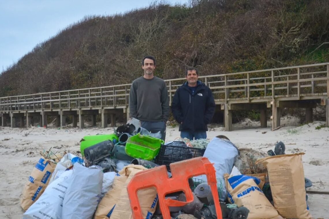 Voluntários retiram 300 quilos de lixo da Praia de Paredes da Vitória