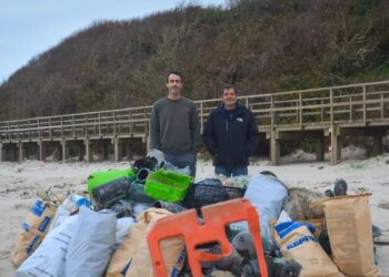 Voluntários retiram 300 quilos de lixo da Praia de Paredes da Vitória