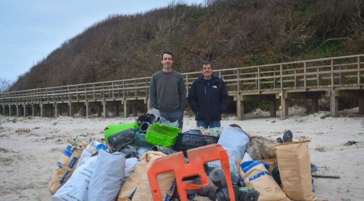 Voluntários retiram 300 quilos de lixo da Praia de Paredes da Vitória