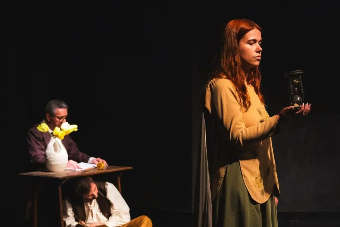 Agenda: Oscar Wilde pelo Te-Ato, Anabela Mota Ribeiro, Martim Sousa Tavares e a feira do livro na Nazaré