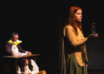 Agenda: Oscar Wilde pelo Te-Ato, Anabela Mota Ribeiro, Martim Sousa Tavares e a feira do livro na Nazaré