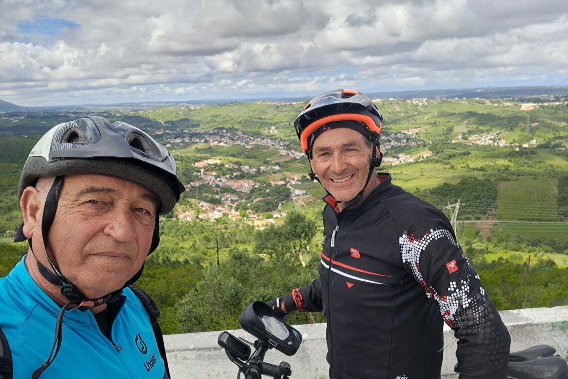 Dois amigos, as suas bicicletas e a Nacional 2. A meta é a solidariedade