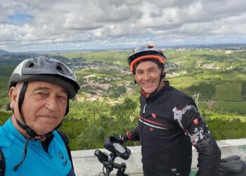 Dois amigos, as suas bicicletas e a Nacional 2. A meta é a solidariedade