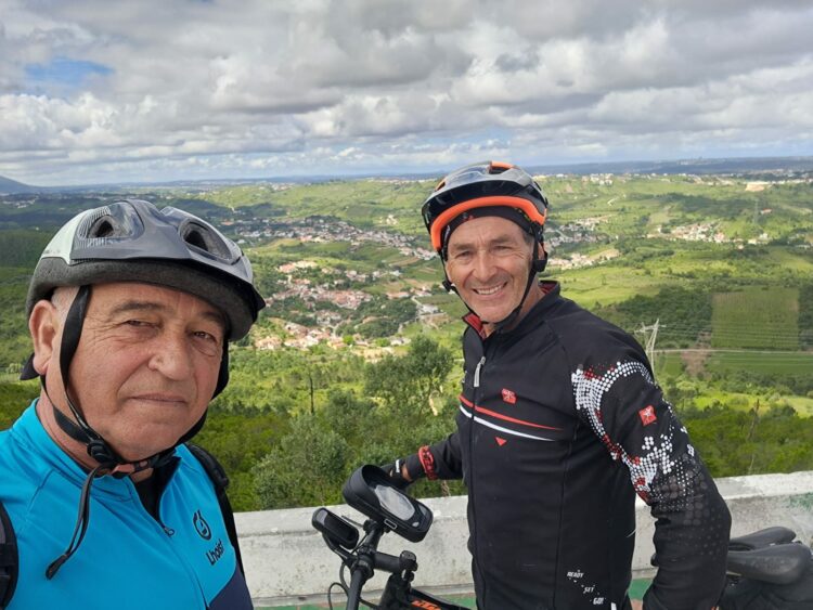 Dois amigos, as suas bicicletas e a Nacional 2. A meta é a solidariedade