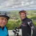Dois amigos, as suas bicicletas e a Nacional 2. A meta é a solidariedade