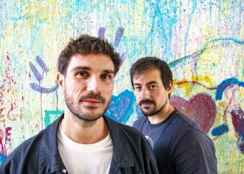 Vamos ouvir o trailer. Uma dupla de “Andrés” a escrever música que vende êxitos da Disney