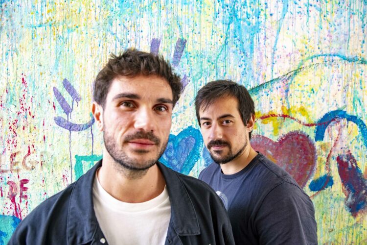 Vamos ouvir o trailer. Uma dupla de “Andrés” a escrever música que vende êxitos da Disney