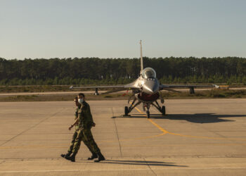 Se ouvir um estrondo, olhe para o céu. Podem ser F-16 a treinar