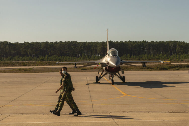 Se ouvir um estrondo, olhe para o céu. Podem ser F-16 a treinar