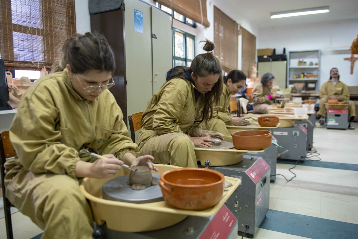 Entre a arte e a terapia, olaria da Bajouca preserva o passado e abre espaço ao futuro