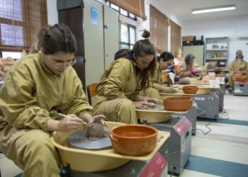 Entre a arte e a terapia, olaria da Bajouca preserva o passado e abre espaço ao futuro