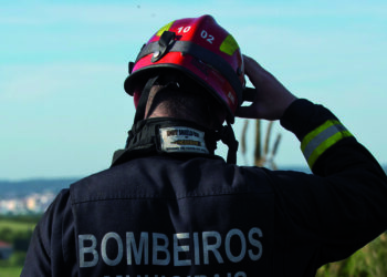 Incêndio deflagra em garagem de empresa de plástico em Porto de Mós