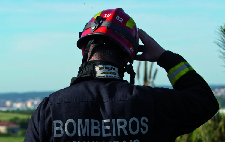 Incêndio deflagra em garagem de empresa de plástico em Porto de Mós