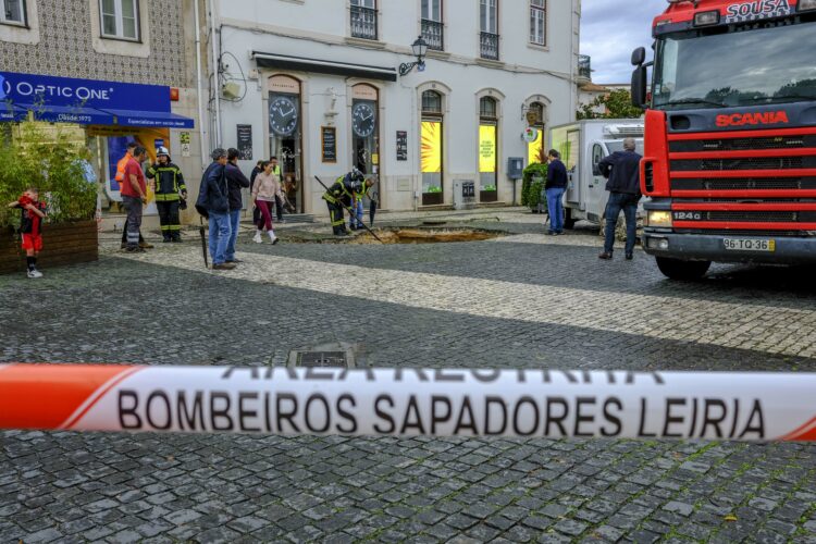 Intervenção junto à Praça Rodrigues Lobo onde o piso abateu está concluída
