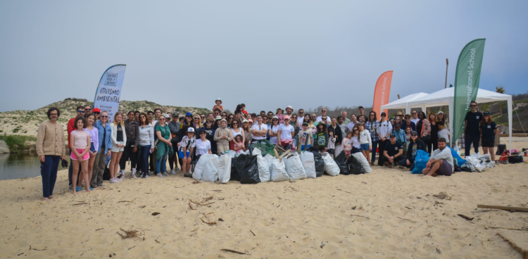 Voluntários recolhem 347 quilos de lixo da Praia Velha, em São Pedro de Moel