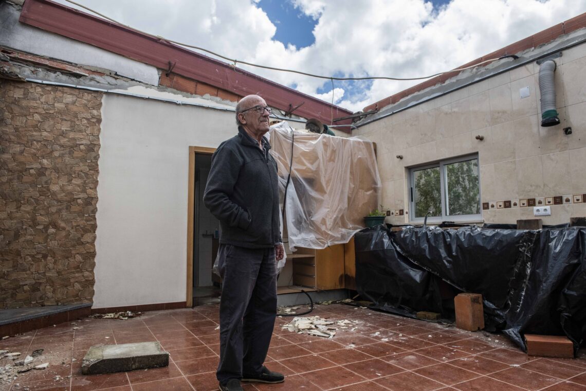 Casas sem telhado, comunicações com falhas e dinheiro que tarda em chegar