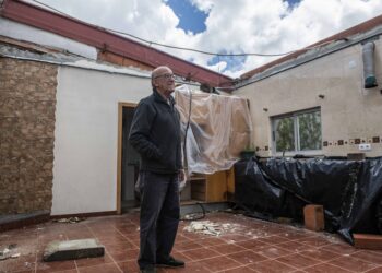 Casas sem telhado, comunicações com falhas e dinheiro que tarda em chegar