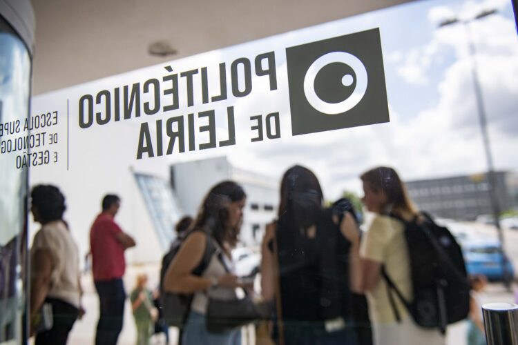 Estudantes defendem revisão da oferta formativa das novas universidades de Leiria e Porto