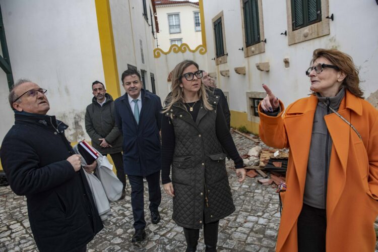 Apoios. Ministra da Cultura regressa ao primeiro emprego, entre alguidares e lonas, com cheque de 20 milhões