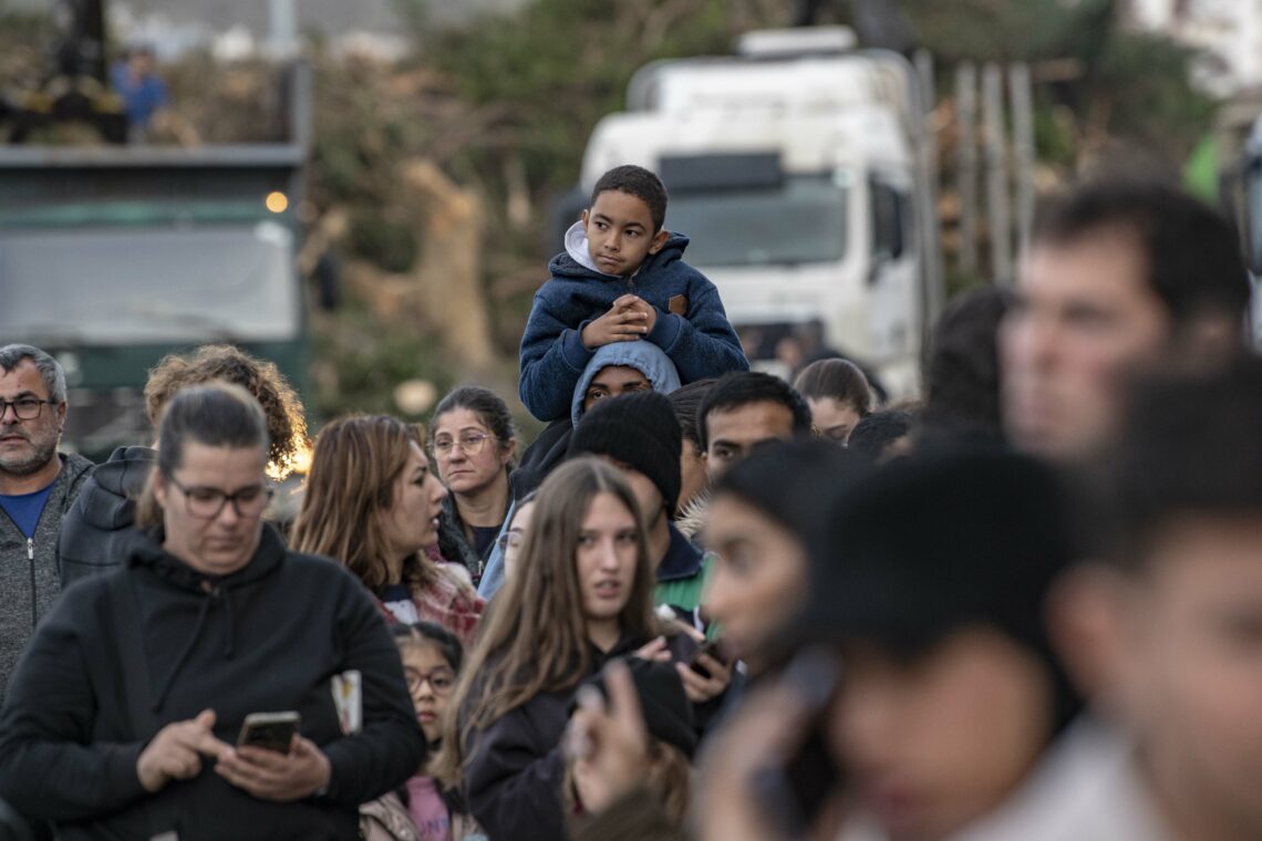 Onda de solidariedade une quem precisa e quem quer ajudar junto ao estádio