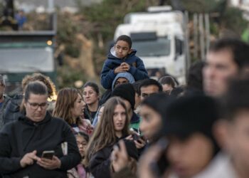 Onda de solidariedade une quem precisa e quem quer ajudar junto ao estádio