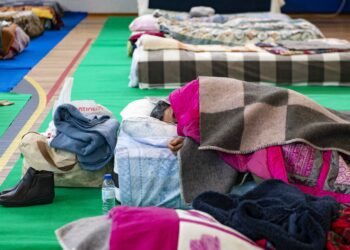 Vidas em suspenso. Viver num pavilhão enquanto se espera para poder voltar “à casinha”