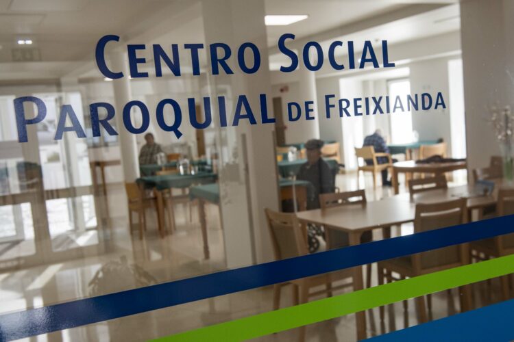 Camas em lar e em cuidados continuados por usar devido a questões administrativas