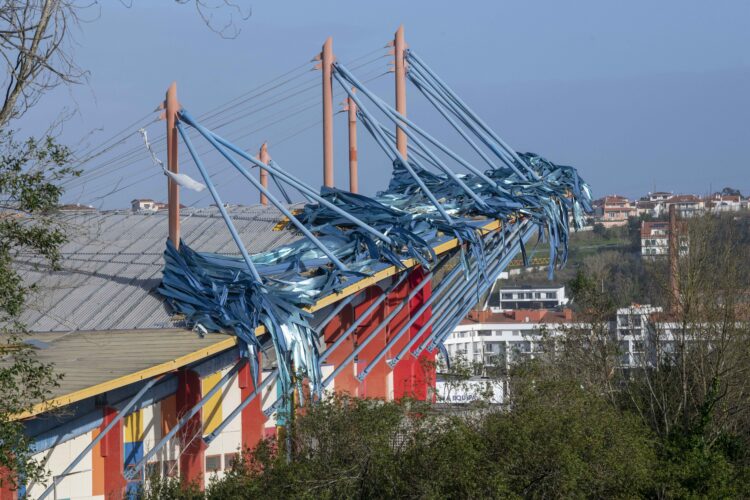Leiria avança com obras de 3,8 milhões de euros para reparar coberturas de estádio e de sete pavilhões