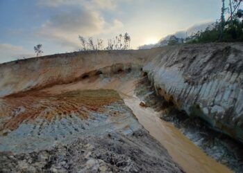 Moradores denunciam descargas de efluentes. Câmara de Leiria embarga obra