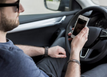 Mais de 2.400 infracções por uso do telemóvel ao volante em dois anos