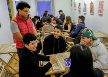 Entre pristiños e canelazos, jovens encurtam distância e saudade do Equador