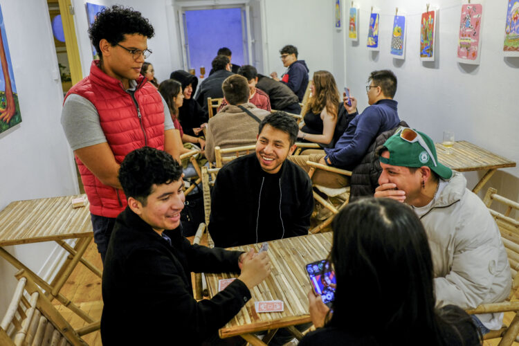Entre pristiños e canelazos, jovens encurtam distância e saudade do Equador