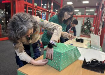 Associações fazem embrulhos e criam laços de solidariedade