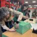 Associações fazem embrulhos e criam laços de solidariedade