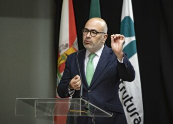 Ministro Pinto Luz garante apoio para metrobus na Região de Leiria