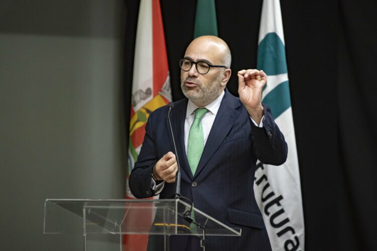 Ministro Pinto Luz garante apoio para metrobus na Região de Leiria