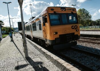 Comissão promove vigília para reposição da circulação de comboios na Linha do Oeste