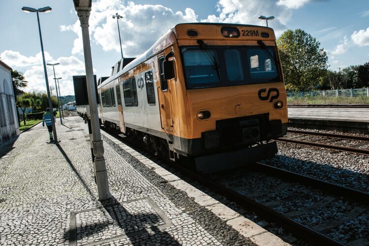 Comissão promove vigília para reposição da circulação de comboios na Linha do Oeste
