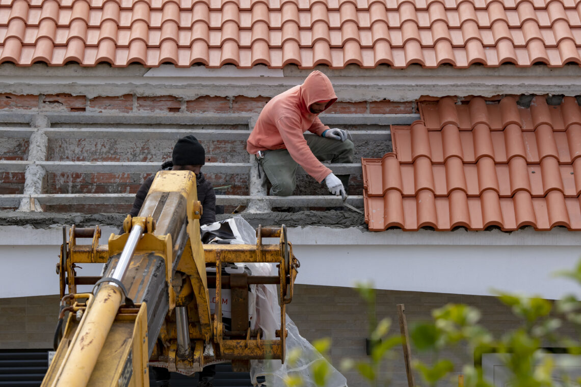 Ainda há casas da Câmara com coberturas por reparar na Marinha Grande