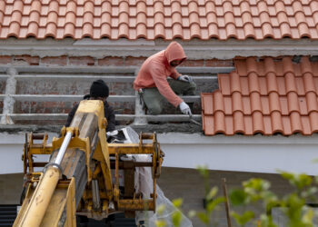 Ainda há casas da Câmara com coberturas por reparar na Marinha Grande